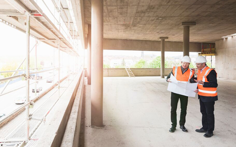 Ingenieurs die bouwplan controleren