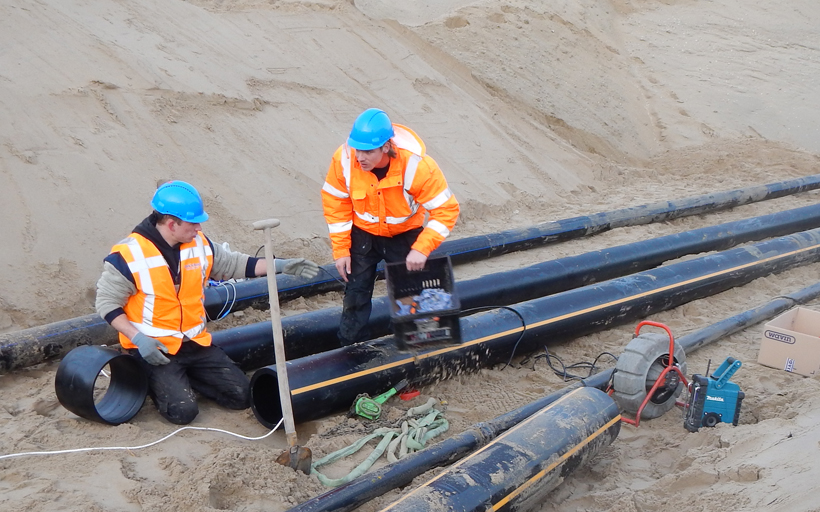 Werkmannen met veiligheidsvest en helm